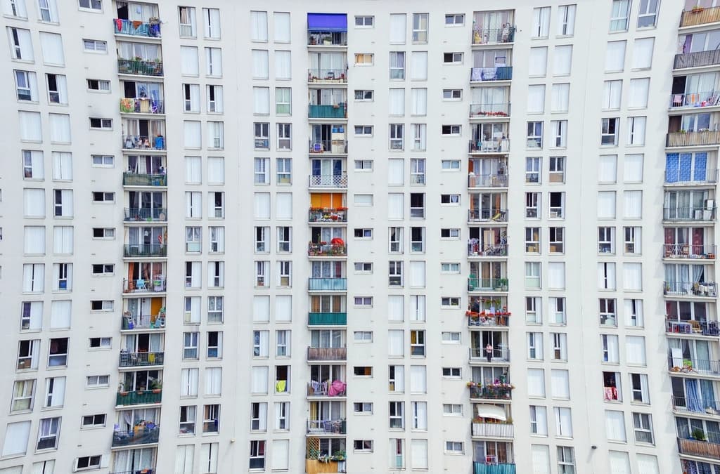 Çok katlı modern konut cephesi